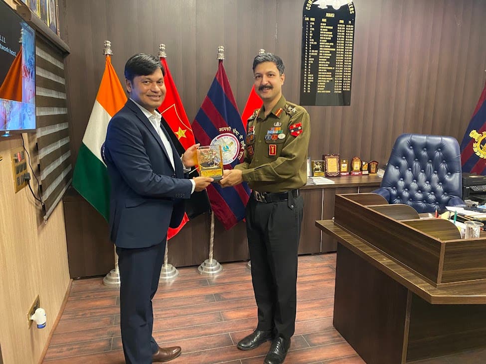 An Arthveer representative presenting an award to an Indian Army officer